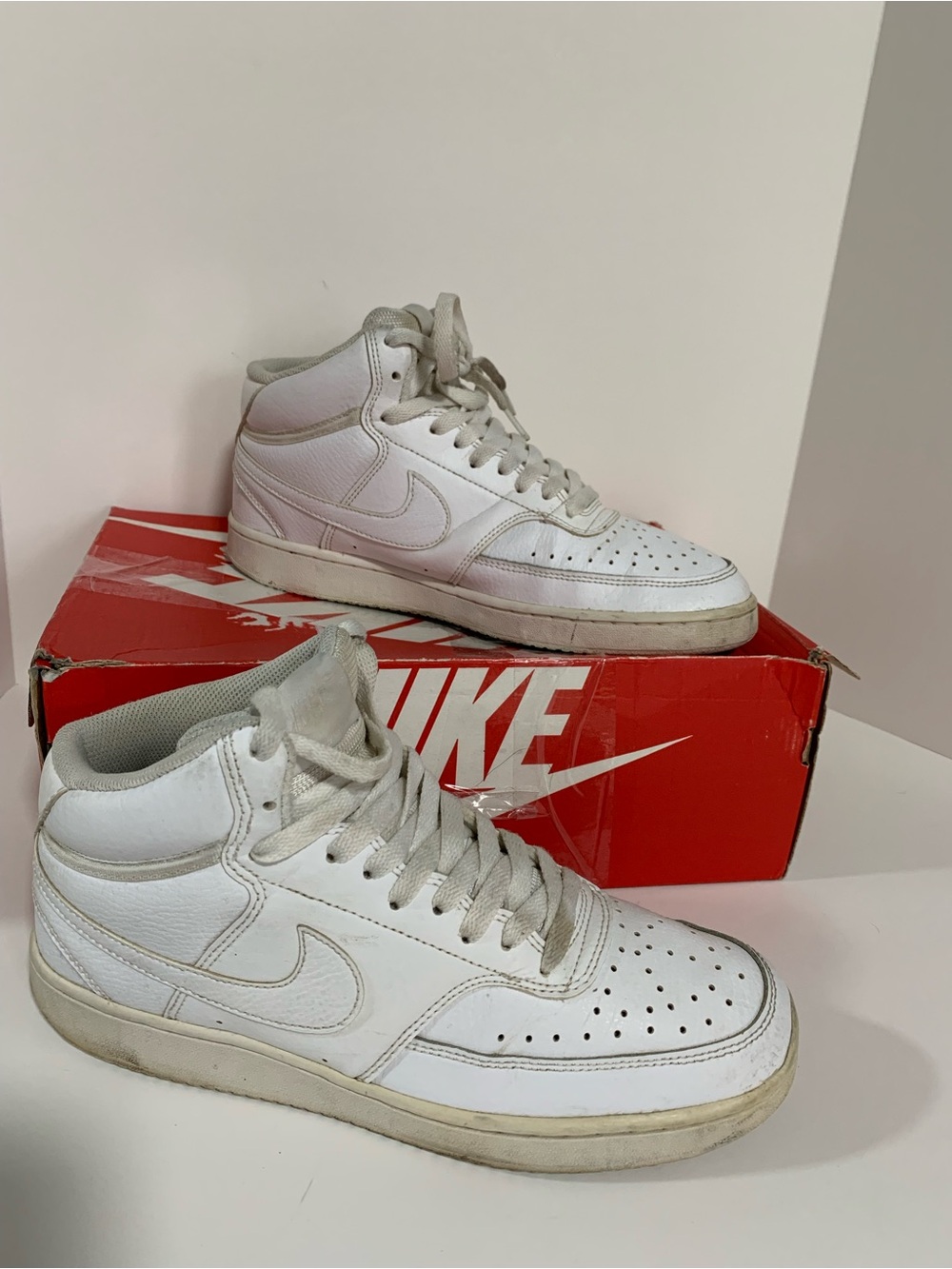 Nike men’s 8.5 White High-Top Sneakers 311
